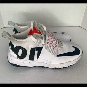 Nike team hustle D8 unisex tennis shoes size 6